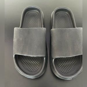 Men’s slides, great for wearing in gym shower, size 10-11